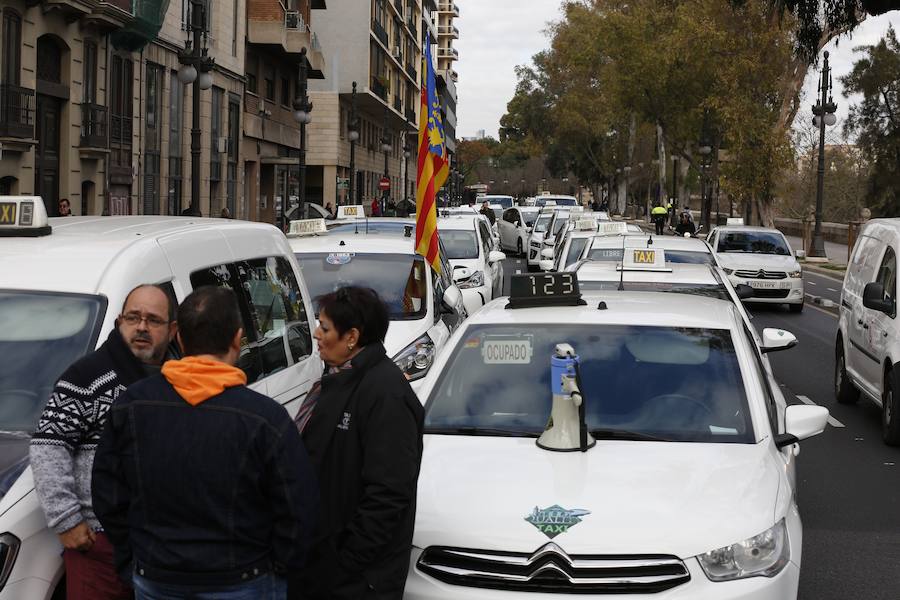 Fotos: La protesta de los taxistas colapsa el centro de Valencia