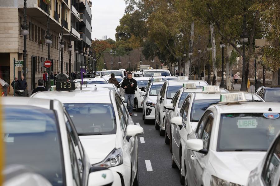 Fotos: La protesta de los taxistas colapsa el centro de Valencia