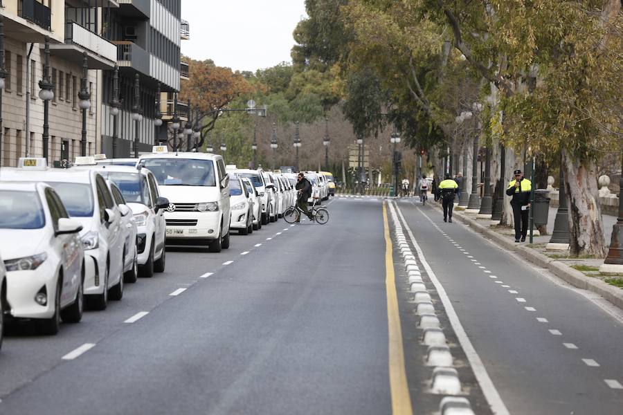 Fotos: La protesta de los taxistas colapsa el centro de Valencia