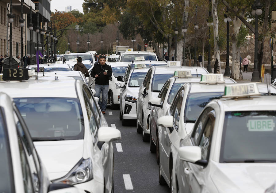 Fotos: La protesta de los taxistas colapsa el centro de Valencia