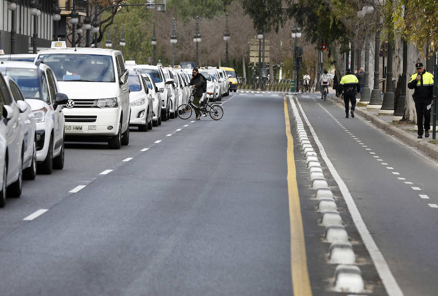 Fotos: La protesta de los taxistas colapsa el centro de Valencia