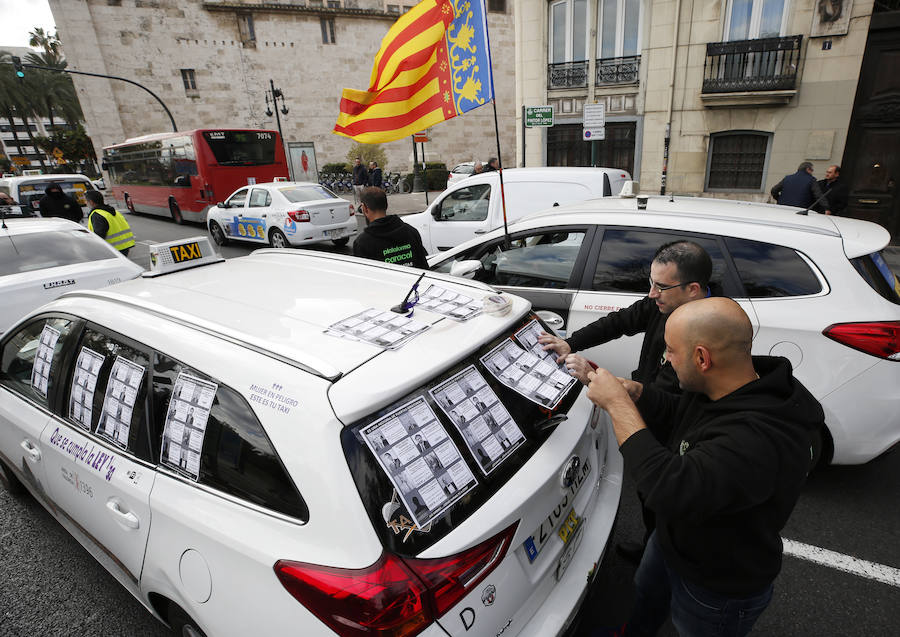 Fotos: La protesta de los taxistas colapsa el centro de Valencia