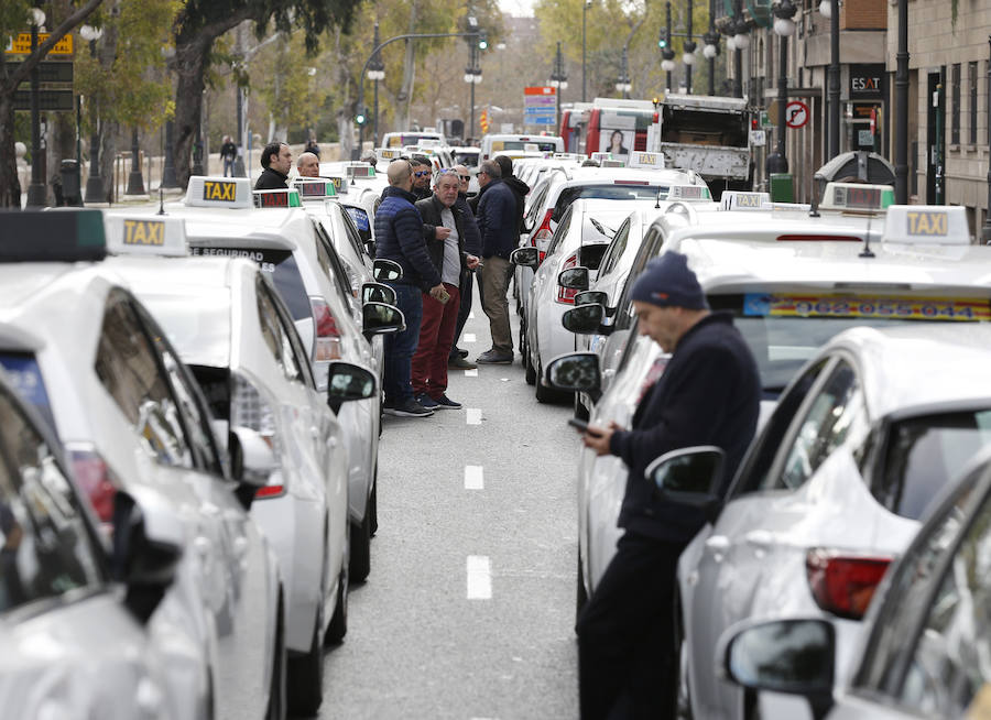 Fotos: La protesta de los taxistas colapsa el centro de Valencia