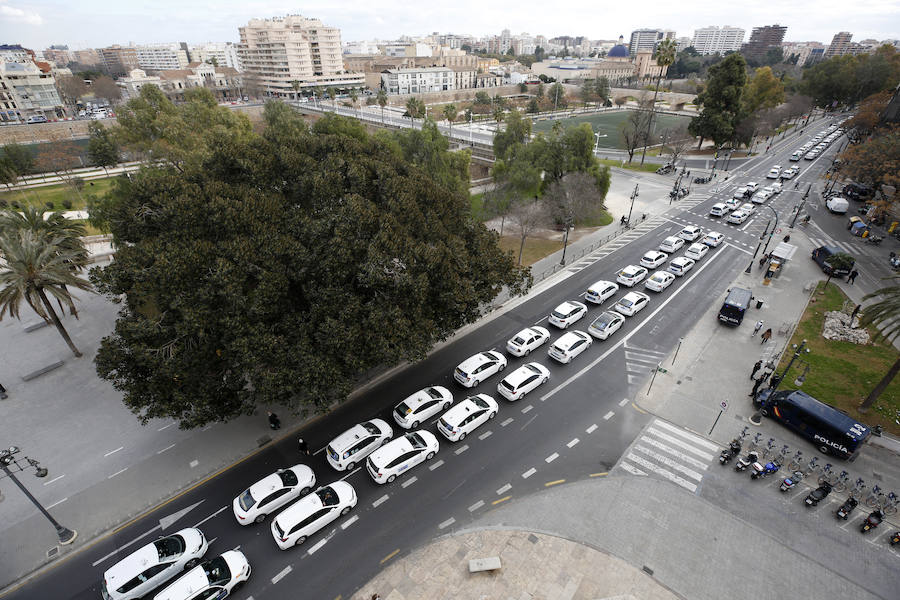 Fotos: La protesta de los taxistas colapsa el centro de Valencia