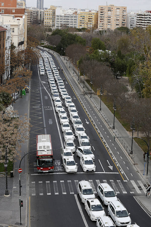 Fotos: La protesta de los taxistas colapsa el centro de Valencia