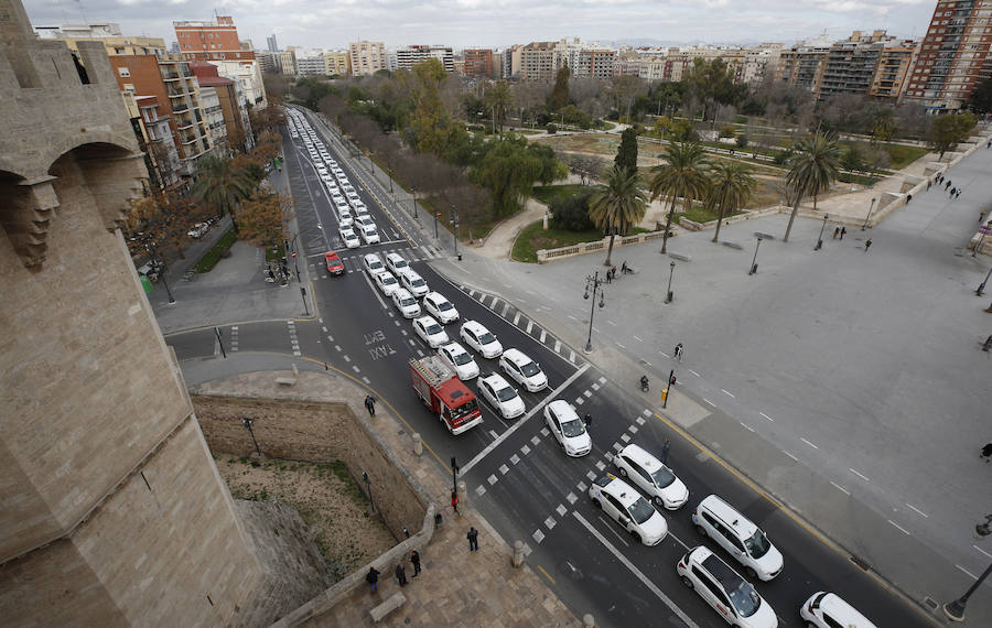 Fotos: La protesta de los taxistas colapsa el centro de Valencia