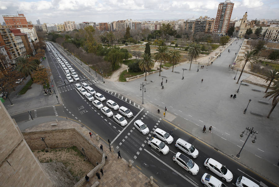 Fotos: La protesta de los taxistas colapsa el centro de Valencia