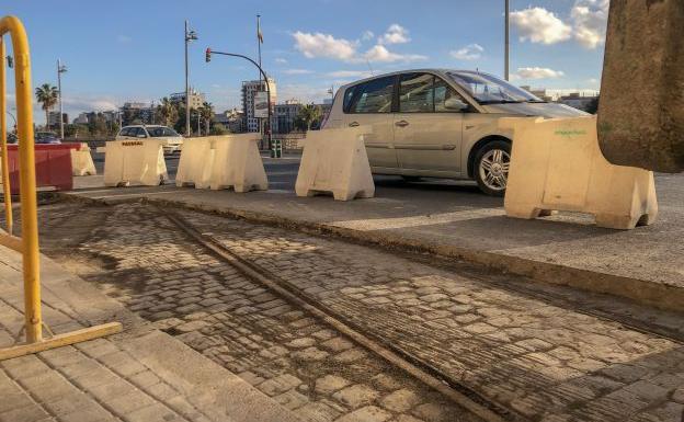 Adoquines y vía del tranvía entre la Estacioneta y Santa Mónica.