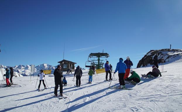 Los aficionados a la nieve disfrutan las estaciones aragonesas