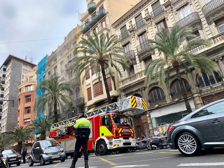 Fotos: Varios atrapados tras derrumbarse un piso en la calle Barcas de Valencia