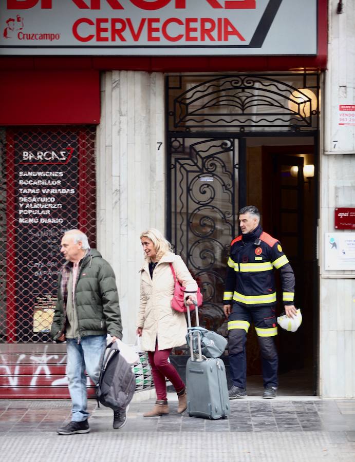 Fotos: Varios atrapados tras derrumbarse un piso en la calle Barcas de Valencia