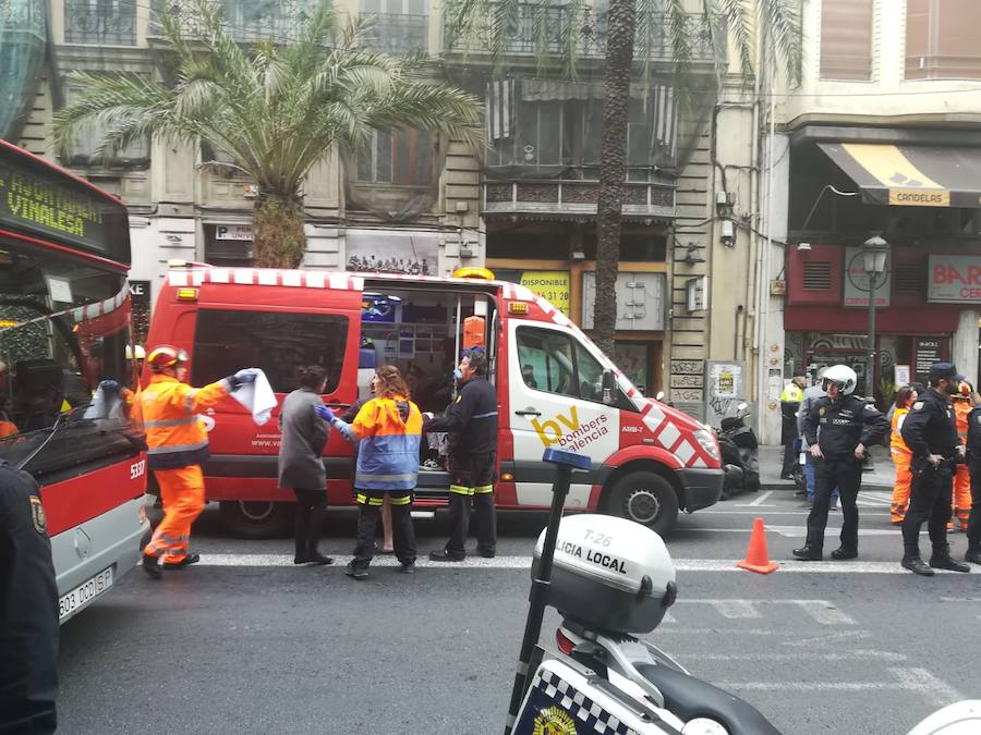 Fotos: Varios atrapados tras derrumbarse un piso en la calle Barcas de Valencia