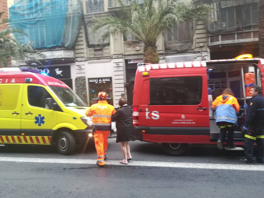 Fotos: Varios atrapados tras derrumbarse un piso en la calle Barcas de Valencia