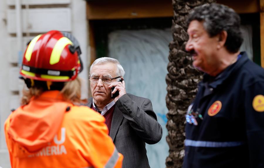 Fotos: Varios atrapados tras derrumbarse un piso en la calle Barcas de Valencia