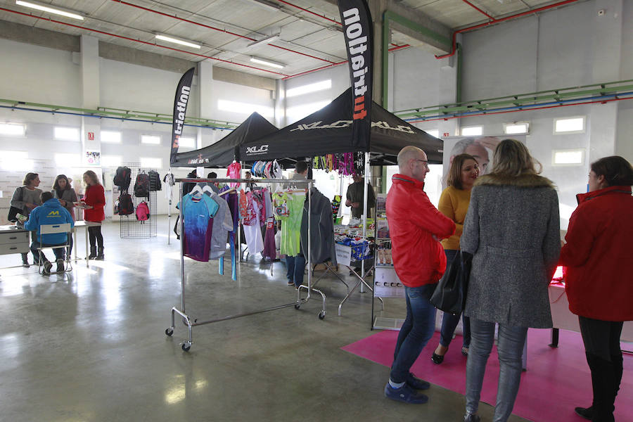 La 15K Valencia Abierta al Mar es una carrera multicolor. Como la camiseta conmemorativa de esta séptima edición del primer gran fondo del año en la ciudad. La prenda técnica, en la que predomina el color rojo corporativo del Banco Santander, patrocinador del evento, ha gustado a la práctica totalidad de los participantes que ya tienen su dorsal. La feria del corredor, ubicada en el lugar donde estaba la antigua rotativa de LAS PROVINCIAS vuelve a abrir sus puertas de 9 a 21 horas, con parada de 14 a 16.