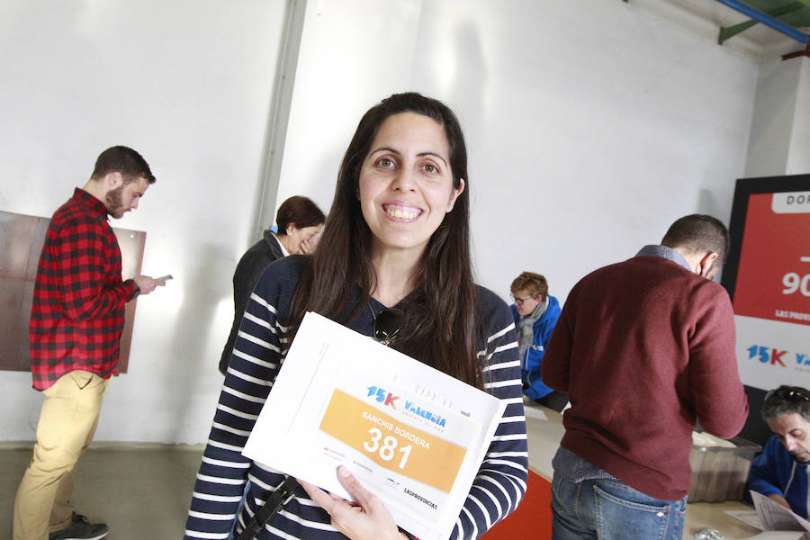 La 15K Valencia Abierta al Mar es una carrera multicolor. Como la camiseta conmemorativa de esta séptima edición del primer gran fondo del año en la ciudad. La prenda técnica, en la que predomina el color rojo corporativo del Banco Santander, patrocinador del evento, ha gustado a la práctica totalidad de los participantes que ya tienen su dorsal. La feria del corredor, ubicada en el lugar donde estaba la antigua rotativa de LAS PROVINCIAS vuelve a abrir sus puertas de 9 a 21 horas, con parada de 14 a 16.