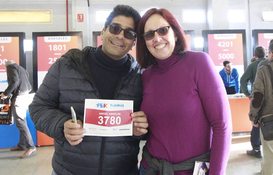 La 15K Valencia Abierta al Mar es una carrera multicolor. Como la camiseta conmemorativa de esta séptima edición del primer gran fondo del año en la ciudad. La prenda técnica, en la que predomina el color rojo corporativo del Banco Santander, patrocinador del evento, ha gustado a la práctica totalidad de los participantes que ya tienen su dorsal. La feria del corredor, ubicada en el lugar donde estaba la antigua rotativa de LAS PROVINCIAS vuelve a abrir sus puertas de 9 a 21 horas, con parada de 14 a 16.