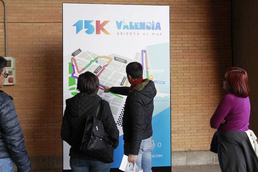 La 15K Valencia Abierta al Mar es una carrera multicolor. Como la camiseta conmemorativa de esta séptima edición del primer gran fondo del año en la ciudad. La prenda técnica, en la que predomina el color rojo corporativo del Banco Santander, patrocinador del evento, ha gustado a la práctica totalidad de los participantes que ya tienen su dorsal. La feria del corredor, ubicada en el lugar donde estaba la antigua rotativa de LAS PROVINCIAS vuelve a abrir sus puertas de 9 a 21 horas, con parada de 14 a 16.