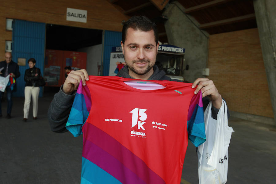 La 15K Valencia Abierta al Mar es una carrera multicolor. Como la camiseta conmemorativa de esta séptima edición del primer gran fondo del año en la ciudad. La prenda técnica, en la que predomina el color rojo corporativo del Banco Santander, patrocinador del evento, ha gustado a la práctica totalidad de los participantes que ya tienen su dorsal. La feria del corredor, ubicada en el lugar donde estaba la antigua rotativa de LAS PROVINCIAS vuelve a abrir sus puertas de 9 a 21 horas, con parada de 14 a 16.