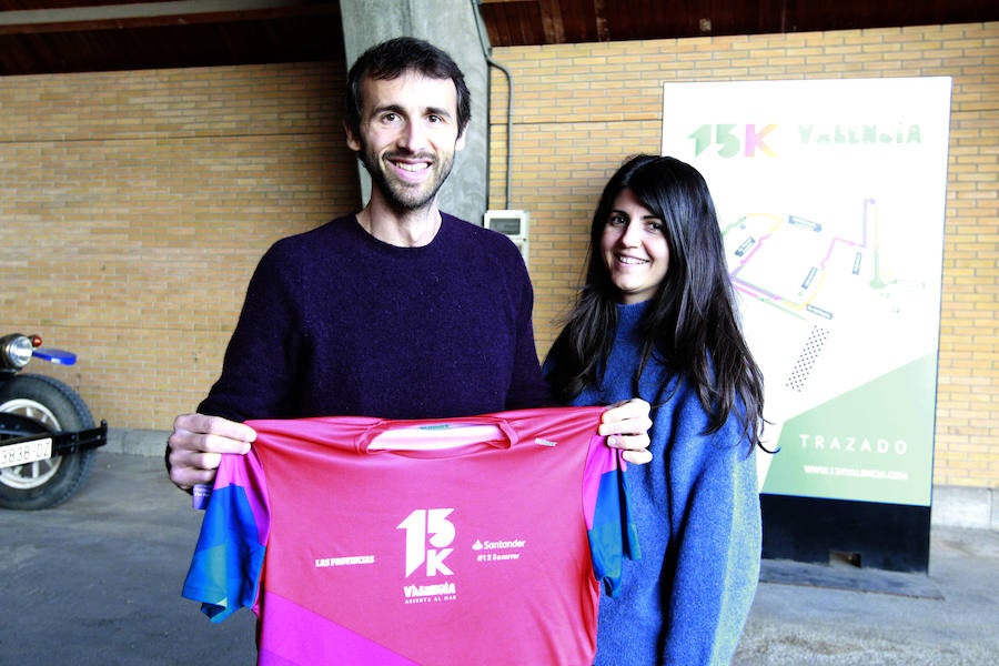 La 15K Valencia Abierta al Mar es una carrera multicolor. Como la camiseta conmemorativa de esta séptima edición del primer gran fondo del año en la ciudad. La prenda técnica, en la que predomina el color rojo corporativo del Banco Santander, patrocinador del evento, ha gustado a la práctica totalidad de los participantes que ya tienen su dorsal. La feria del corredor, ubicada en el lugar donde estaba la antigua rotativa de LAS PROVINCIAS vuelve a abrir sus puertas de 9 a 21 horas, con parada de 14 a 16.