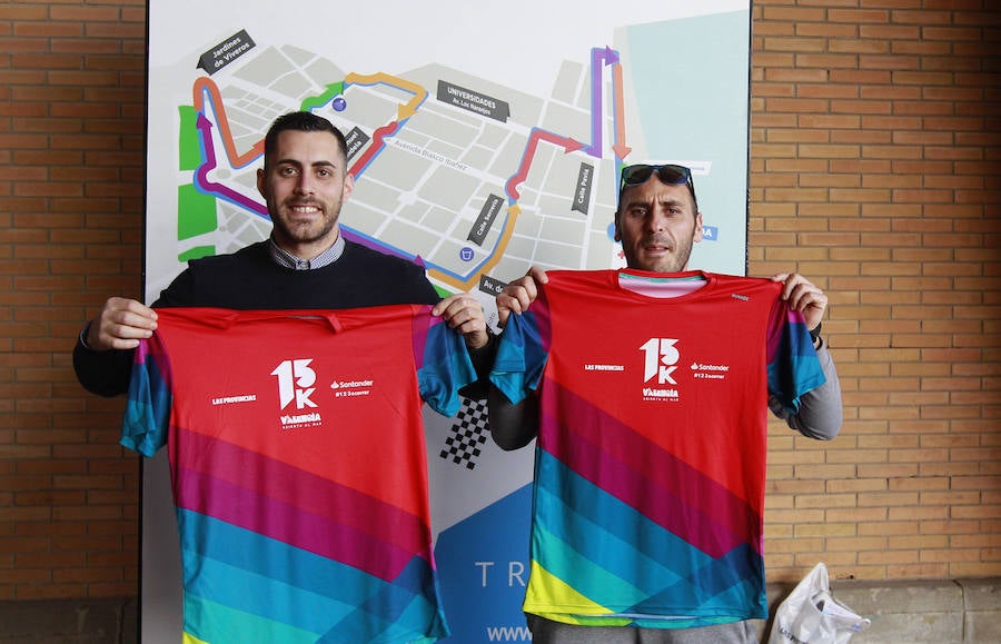 La 15K Valencia Abierta al Mar es una carrera multicolor. Como la camiseta conmemorativa de esta séptima edición del primer gran fondo del año en la ciudad. La prenda técnica, en la que predomina el color rojo corporativo del Banco Santander, patrocinador del evento, ha gustado a la práctica totalidad de los participantes que ya tienen su dorsal. La feria del corredor, ubicada en el lugar donde estaba la antigua rotativa de LAS PROVINCIAS vuelve a abrir sus puertas de 9 a 21 horas, con parada de 14 a 16.