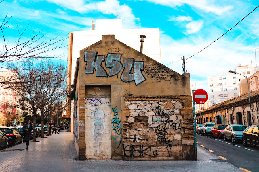 La propia reina Victoria Eugenia entregó las llaves de estas casas hace más de cien años. Hoy, son el único superviviente de las primeras construcciones 'para obreros' que se crearon a principios de siglo XX en Valencia.