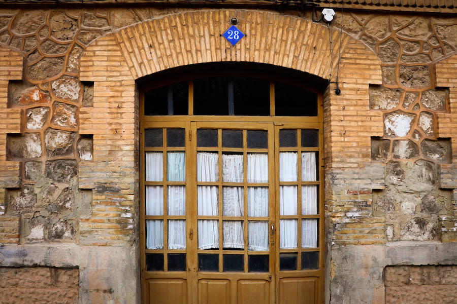 La propia reina Victoria Eugenia entregó las llaves de estas casas hace más de cien años. Hoy, son el único superviviente de las primeras construcciones 'para obreros' que se crearon a principios de siglo XX en Valencia.