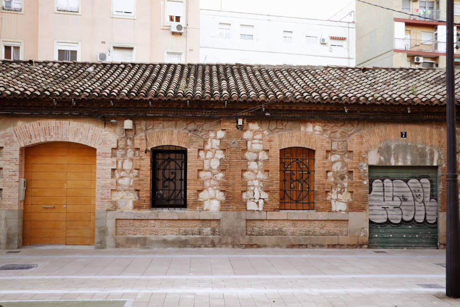 La propia reina Victoria Eugenia entregó las llaves de estas casas hace más de cien años. Hoy, son el único superviviente de las primeras construcciones 'para obreros' que se crearon a principios de siglo XX en Valencia.