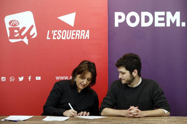 Rosa Pérez (EU) y Antonio Estañ (Podemos), durante la firma del acuerdo de ayer. 