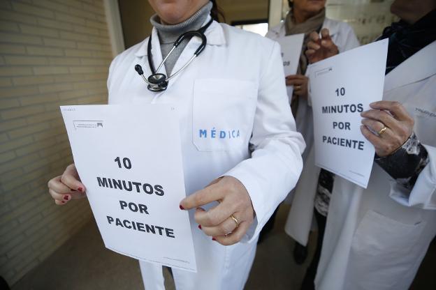 Los médicos frenan las protestas ante la oferta de Sanidad para pactar mejoras