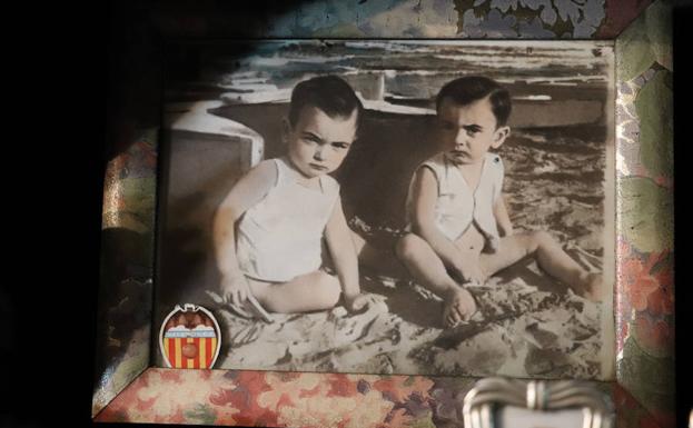Manuel y Rafael, en una de las antiguas fotografías que adornan la estantería de su salón.