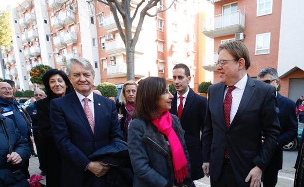 La ministra de Defensa, con el presidente de la Generalitat, este sábado en Mislata.