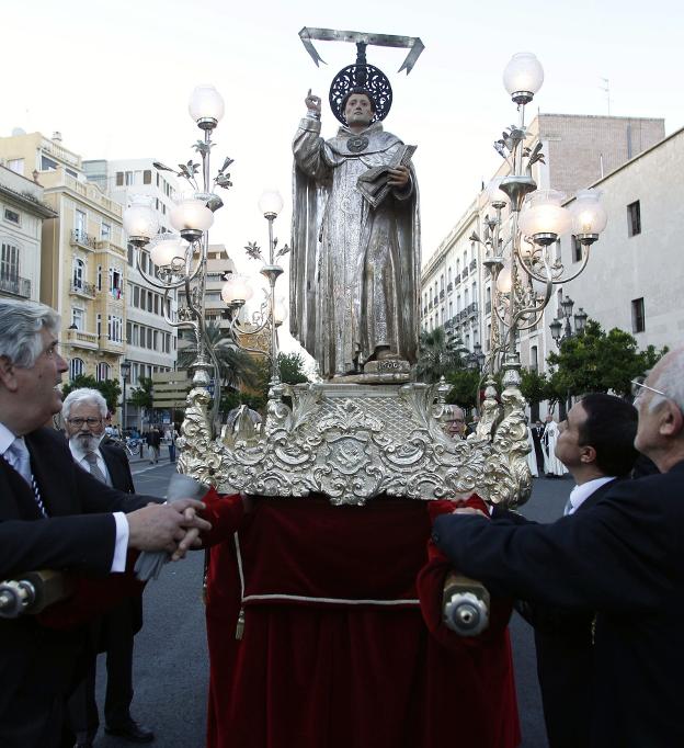 El 'Mestre Vicent'. Imagen procesional del santo por las calles de Valencia.
