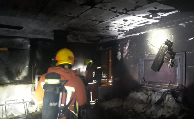 Dos mujeres rescatadas de su balcón con quemaduras leves en una incendio en La Pobla de Farnals