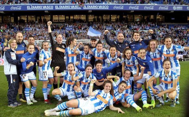 Las jugadoras y el cuerpo técnico de la Real Sociedad celebran el triunfo ante el Sevilla en la semifinal de la Copa de la Reina 