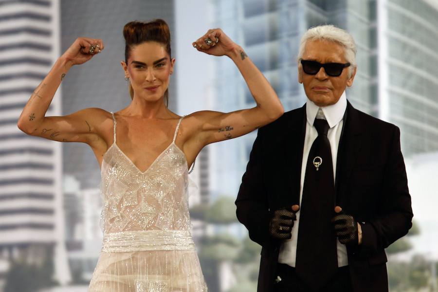 El diseñador alemán Karl Lagerfeld, conocido por haber dirigido las creaciones de la firma francesa Chanel desde 1983, ha fallecido este martes a los 85 años de edad.