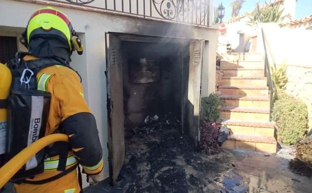 Los bomberos sofocan dos fuegos en Teulada en menos de dos horas