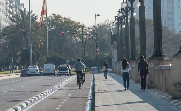 Nuevo carril bici sobre el Puente del Reino.