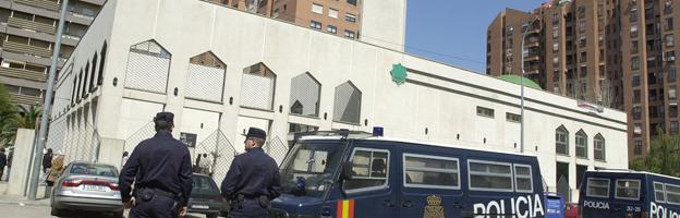 La Policía en la mezquita de Valencia, tras el enfrentamiento por su control.