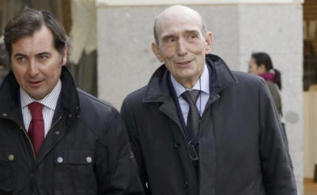 José Manuel Fernández Norniella (derecha), llegando a la Audiencia Nacional junto a su abogado para el juicio. 