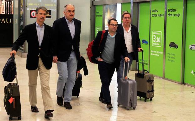 Esteban González Pons y el resto de la delegación española del Partido Popular en el Parlamento Europeo (PE), a su llegada este lunes y al aeropuerto Madrid-Barajas Adolfo Suárez, después de que Venezuela expulsara este domingo a una misión de europarlamentarios. 