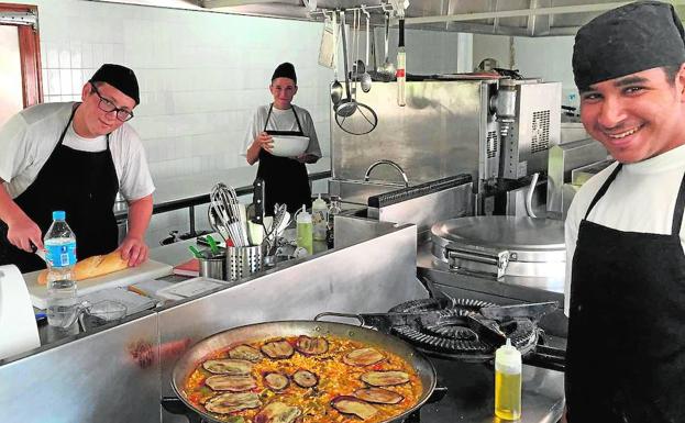 Tres trabajadores del restaurante Boga en la playa de Gandia. 