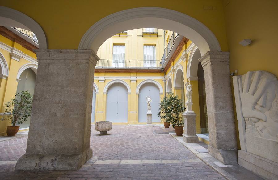 En el Palacio de Marqués de Campo se guarda parte de la historia de Valencia. Allí, en el corazón del Centro Histórico, está el Museo de la Ciudad. Un paseo sus salas restauradas permite ver los fondos pictóricos propiedad del Ayuntamiento, con más de 800 obras y exposiciones como la colección de Pesas y Medidas, cedida por D. Juan Antonio Gómez-Trénor o la colección Adolfo de Azcárraga. Además, el Museo de la Ciudad también cuenta con otras exposiciones temporales ubicadas en una gran sala en la planta baja.