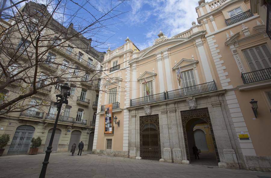 En el Palacio de Marqués de Campo se guarda parte de la historia de Valencia. Allí, en el corazón del Centro Histórico, está el Museo de la Ciudad. Un paseo sus salas restauradas permite ver los fondos pictóricos propiedad del Ayuntamiento, con más de 800 obras y exposiciones como la colección de Pesas y Medidas, cedida por D. Juan Antonio Gómez-Trénor o la colección Adolfo de Azcárraga. Además, el Museo de la Ciudad también cuenta con otras exposiciones temporales ubicadas en una gran sala en la planta baja.