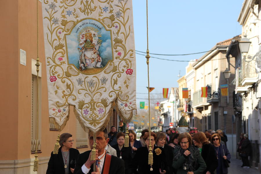 El barrio de la ciudad de Valencia celebra sus orígenes como municipio independiente al cap i casal. Su casco antiguo aún conserva las típicas casas grandes, sus calles estrechas y con rincones con mucho encanto. El 19 de febrero es un día importante para la gente de Campanar y también para aquellos que nacidos o de familias del barrio vuelven a sus calles, a sus antiguas casas para revivir la devoción que siente el antiguo pueblo por su Mare de Déu de Campanar. El día grande de sus fiestas empieza pronto, con misa de descubrir, y después llega el traslado, pasacalle, mascletà y por la tarde, misa, procesión y castillo de fuegos artificiales como colofón a todo un mes de febrero repleto de actos en honor a la patrona del antiguo pueblo y actual barrio de Campanar.