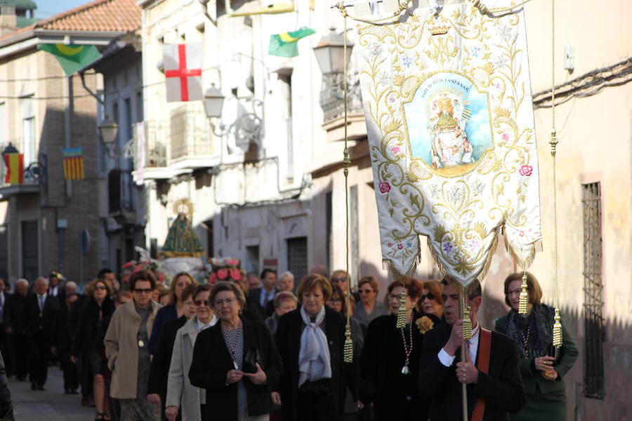 El barrio de la ciudad de Valencia celebra sus orígenes como municipio independiente al cap i casal. Su casco antiguo aún conserva las típicas casas grandes, sus calles estrechas y con rincones con mucho encanto. El 19 de febrero es un día importante para la gente de Campanar y también para aquellos que nacidos o de familias del barrio vuelven a sus calles, a sus antiguas casas para revivir la devoción que siente el antiguo pueblo por su Mare de Déu de Campanar. El día grande de sus fiestas empieza pronto, con misa de descubrir, y después llega el traslado, pasacalle, mascletà y por la tarde, misa, procesión y castillo de fuegos artificiales como colofón a todo un mes de febrero repleto de actos en honor a la patrona del antiguo pueblo y actual barrio de Campanar.