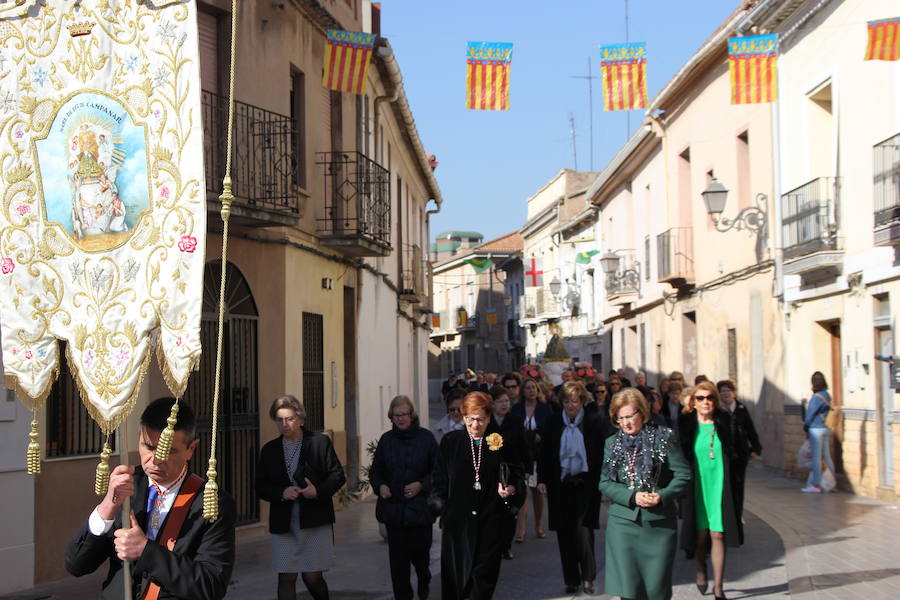 El barrio de la ciudad de Valencia celebra sus orígenes como municipio independiente al cap i casal. Su casco antiguo aún conserva las típicas casas grandes, sus calles estrechas y con rincones con mucho encanto. El 19 de febrero es un día importante para la gente de Campanar y también para aquellos que nacidos o de familias del barrio vuelven a sus calles, a sus antiguas casas para revivir la devoción que siente el antiguo pueblo por su Mare de Déu de Campanar. El día grande de sus fiestas empieza pronto, con misa de descubrir, y después llega el traslado, pasacalle, mascletà y por la tarde, misa, procesión y castillo de fuegos artificiales como colofón a todo un mes de febrero repleto de actos en honor a la patrona del antiguo pueblo y actual barrio de Campanar.