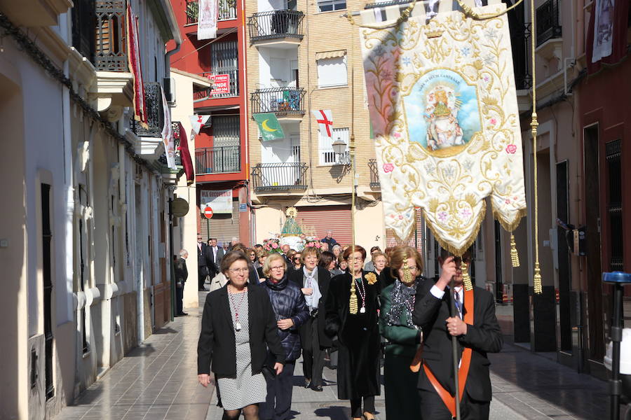 El barrio de la ciudad de Valencia celebra sus orígenes como municipio independiente al cap i casal. Su casco antiguo aún conserva las típicas casas grandes, sus calles estrechas y con rincones con mucho encanto. El 19 de febrero es un día importante para la gente de Campanar y también para aquellos que nacidos o de familias del barrio vuelven a sus calles, a sus antiguas casas para revivir la devoción que siente el antiguo pueblo por su Mare de Déu de Campanar. El día grande de sus fiestas empieza pronto, con misa de descubrir, y después llega el traslado, pasacalle, mascletà y por la tarde, misa, procesión y castillo de fuegos artificiales como colofón a todo un mes de febrero repleto de actos en honor a la patrona del antiguo pueblo y actual barrio de Campanar.