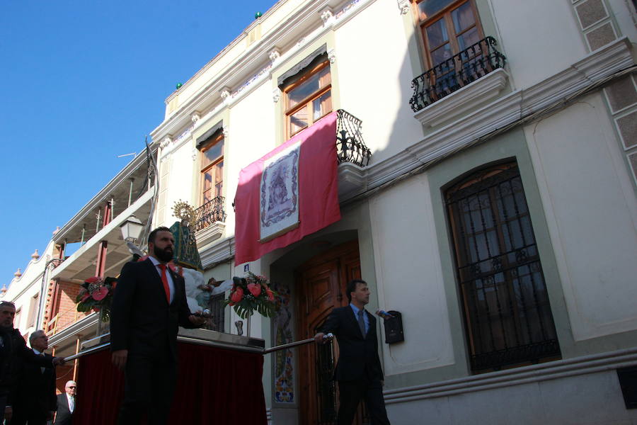 El barrio de la ciudad de Valencia celebra sus orígenes como municipio independiente al cap i casal. Su casco antiguo aún conserva las típicas casas grandes, sus calles estrechas y con rincones con mucho encanto. El 19 de febrero es un día importante para la gente de Campanar y también para aquellos que nacidos o de familias del barrio vuelven a sus calles, a sus antiguas casas para revivir la devoción que siente el antiguo pueblo por su Mare de Déu de Campanar. El día grande de sus fiestas empieza pronto, con misa de descubrir, y después llega el traslado, pasacalle, mascletà y por la tarde, misa, procesión y castillo de fuegos artificiales como colofón a todo un mes de febrero repleto de actos en honor a la patrona del antiguo pueblo y actual barrio de Campanar.