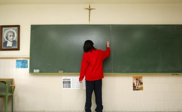 Una profesora durante una clase en un colegio de ideario religioso. 